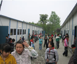 休み時間は仮設教室の棟の間の狭いスペースで遊ぶ 休み時間は仮設教室の棟の間の狭いスペースで遊ぶ