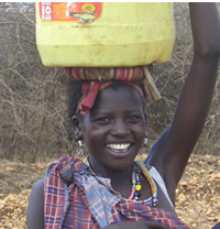水を運ぶ女性