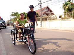 ペダルはなく、手で棒を動かして進みます ペダルはなく、手で棒を動かして進みます