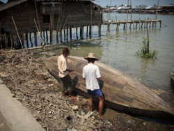 ボートも網もなく、漁師には大きな打撃だ ボートも網もなく、漁師には大きな打撃だ