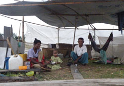 壁も床もない仮住まいのティン・ウィンさん一家 壁も床もない仮住まいのティン・ウィンさん一家