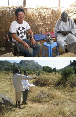 村長や村人に話を聞くスタッフ 村長や村人に話を聞くスタッフ