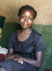 家族の中で唯一学校に通えるユニスさん 家族の中で唯一学校に通えるユニスさん