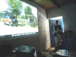 熱心に映画に見入る子どもたち 熱心に映画に見入る子どもたち