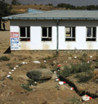 校舎のすぐ裏が地雷原でした 校舎のすぐ裏が地雷原でした