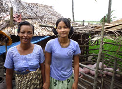 受取った子豚を柵に入れ、嬉しそうなミャー・ミャー・カインさん母娘 受取った子豚を柵に入れ、嬉しそうなミャー・ミャー・カインさん母娘