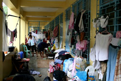 避難所の廊下にて 避難所の廊下にて