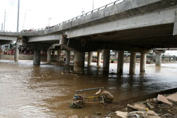 水位は橋げたの下にまで達していた 水位は橋げたの下にまで達していた