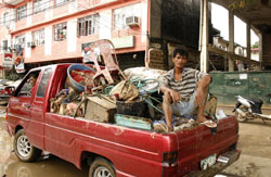 家財道具は探し出したものの、先行き不安な男性 家財道具は探し出したものの、先行き不安な男性