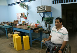 義肢装具の製造工房では機械が破損し作業がストップしている 義肢装具の製造工房では機械が破損し作業がストップしている