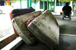 濡れたマットレスの上で寝るしかない障害者も 濡れたマットレスの上で寝るしかない障害者も