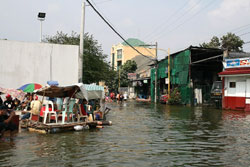 ボートらしきものを作り、急場をしのぐ人々 ボートらしきものを作り、急場をしのぐ人々