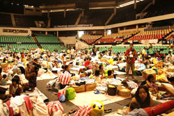 新たな避難所に集まる被災者たち 新たな避難所に集まる被災者たち