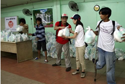 物資をバケツリレー方式で運ぶ 物資をバケツリレー方式で運ぶ