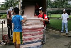 マットレスをトラックから降ろす マットレスをトラックから降ろす