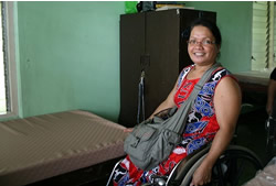 マットレスを受け取って喜ぶメリー・タピルさん マットレスを受け取って喜ぶメリー・タピルさん