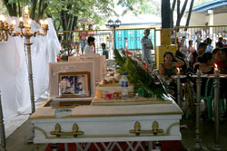 洪水で逃げおくれた死者の多くは子どもたちでした 洪水で逃げおくれた死者の多くは子どもたちでした