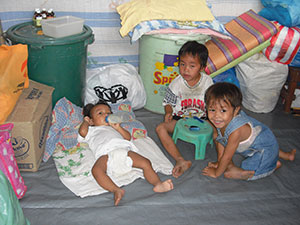 避難所生活に耐える子どもたち 避難所生活に耐える子どもたち