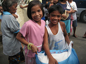 支援物資を嬉しそうに運ぶ子どもたち 支援物資を嬉しそうに運ぶ子どもたち