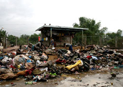 洪水により流された家財道具を探す人々 洪水により流された家財道具を探す人々