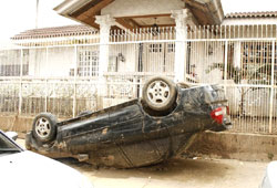 洪水によりひっくり返された車両 洪水によりひっくり返された車両