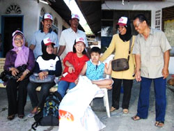 支援物資を受け取り喜ぶ障害児家族と野際 支援物資を受け取り喜ぶ障害児家族と野際