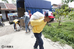 みんなで協力して学校へ運ぶ みんなで協力して学校へ運ぶ