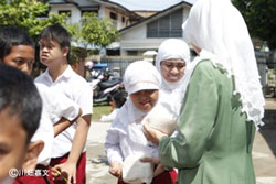 お米を受け取り喜ぶ子どもたち お米を受け取り喜ぶ子どもたち