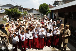 支援物資を受け取り喜ぶ障害児学校の先生と子どもたち 支援物資を受け取り喜ぶ障害児学校の先生と子どもたち