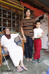 祖母の怪我を心配するリオンくんと母親 祖母の怪我を心配するリオンくんと母親