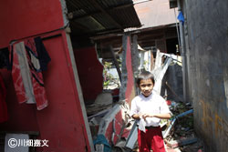 半壊した家で暮らすほかはない 半壊した家で暮らすほかはない