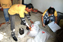 配布物資の仕分け作業 配布物資の仕分け作業