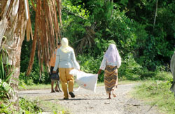 支援物資を受け取った住民たち 支援物資を受け取った住民たち
