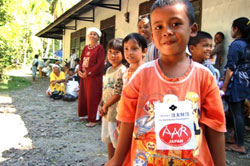 順序よく並んで配布を待つ 順序よく並んで配布を待つ