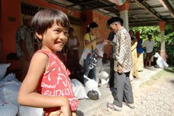 物資を受け取る人たち 物資を受け取る人たち