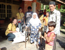 物資配布に喜ぶ被災者の方々 物資配布に喜ぶ被災者の方々