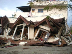無残に押しつぶされた家屋 無残に押しつぶされた家屋
