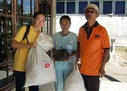 支援物資を受け取り喜ぶ住民たち 支援物資を受け取り喜ぶ住民たち