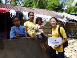 支援物資を受け取り喜ぶ住民たち 支援物資を受け取り喜ぶ住民たち