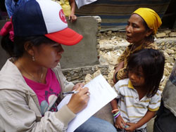 家が全壊し苦しい生活のマリアニさん一家 家が全壊し苦しい生活のマリアニさん一家