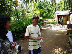 自分の力で、家族のために家を修復するマナさんのご主人 自分の力で、家族のために家を修復するマナさんのご主人