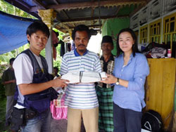 シェルター建設に必要な工具を手渡す シェルター建設に必要な工具を手渡す