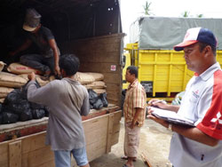 資材を確認しトラックに積み込むスタッフ 資材を確認しトラックに積み込むスタッフ