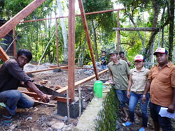 自分たちの手で建設を進めます 建設工事のようす