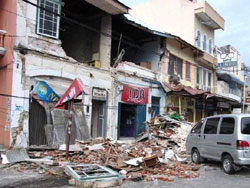 地震により二階部分が崩落 地震により二階部分が崩落