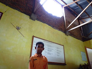 壁に大きな穴があいた学校 壁に大きな穴があいた学校