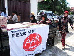 現地の人たちの協力で物資を運びます 現地の人たちの協力で物資を運びます