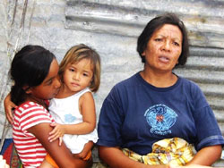 怖くて家には戻れず、小屋で寝起きする家族 怖くて家には戻れず、小屋で寝起きする家族