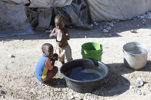 テントで暮らす子どもたち テントで暮らす子どもたち