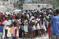 支援物資を求めてむらがる人々 支援物資を求めてむらがる人々